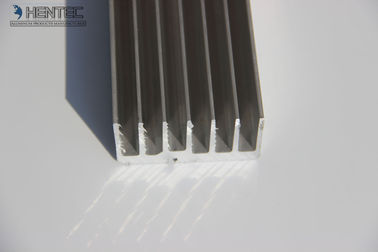 Las protuberancias de aluminio de encargo claras cuadradas del triángulo apoyan el dibujo del UG de AutoCAD