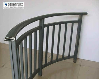 Estándar del GB 5237-2008 del pórtico de aluminio de encargo de la protuberancia que cerca con barandilla