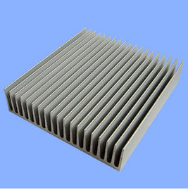 Muela la lámpara/la luz llevadas los perfiles de aluminio acabadas de la protuberancia del disipador de calor con trabajar a máquina del CNC