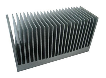 La protuberancia de aluminio industrial del disipador de calor perfila, con el taladro, el corte, golpeando ligeramente