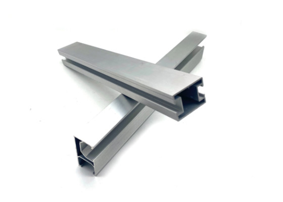El perfil industrial del carril de aluminio del montaje del panel solar anodizó