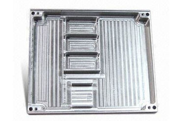CNC que trabaja a máquina el caso de aluminio sacado con la perforación/moler/que golpean ligeramente