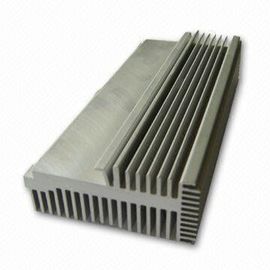 Perfiles de aluminio claros de la protuberancia del disipador de calor de 6063-T5 LED con golpear ligeramente/que sella