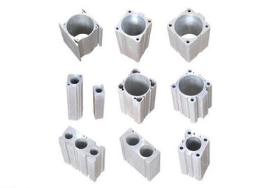Estándar industrial de aluminio anodizado plateado del estruendo de Shell del cilindro del perfil