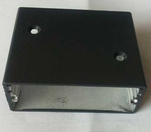 CNC que trabaja a máquina el perfil de aluminio industrial, cubierta electrónica del producto de la pintura del polvo