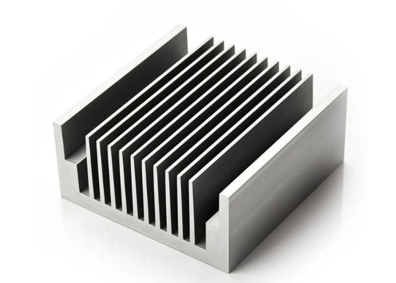 La protuberancia de aluminio anodizada del disipador de calor 6005 perfila con la perforación/perforación