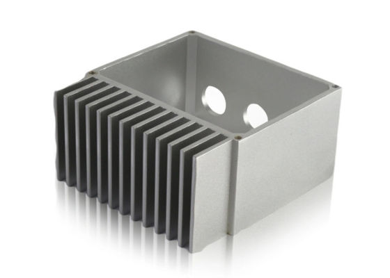 CNC anodizado 6060 que trabaja a máquina perfiles de la protuberancia del disipador de calor En755