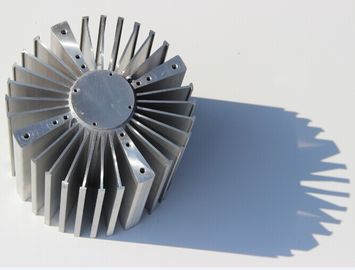 Las protuberancias de aluminio acabadas del disipador de calor que trabajaban a máquina anodizaron 6063-T5