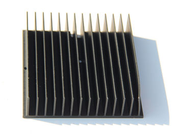 Ennegrezca las protuberancias de aluminio anodizadas del disipador de calor 6005-T5, el trabajar a máquina acabado